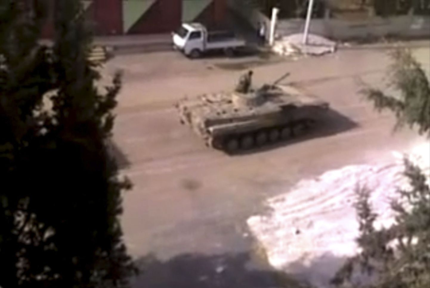End Ugarit News'iks nimetava grupi amatöörvideo kaader näitab linnatänavail tanke liikumas väidetavalt Deraa provintsis Süürias.