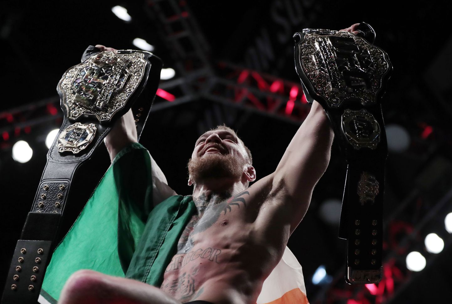 Conor McGregor tegi ajalugu ning valitseb UFCs kahte kaaluklassi.