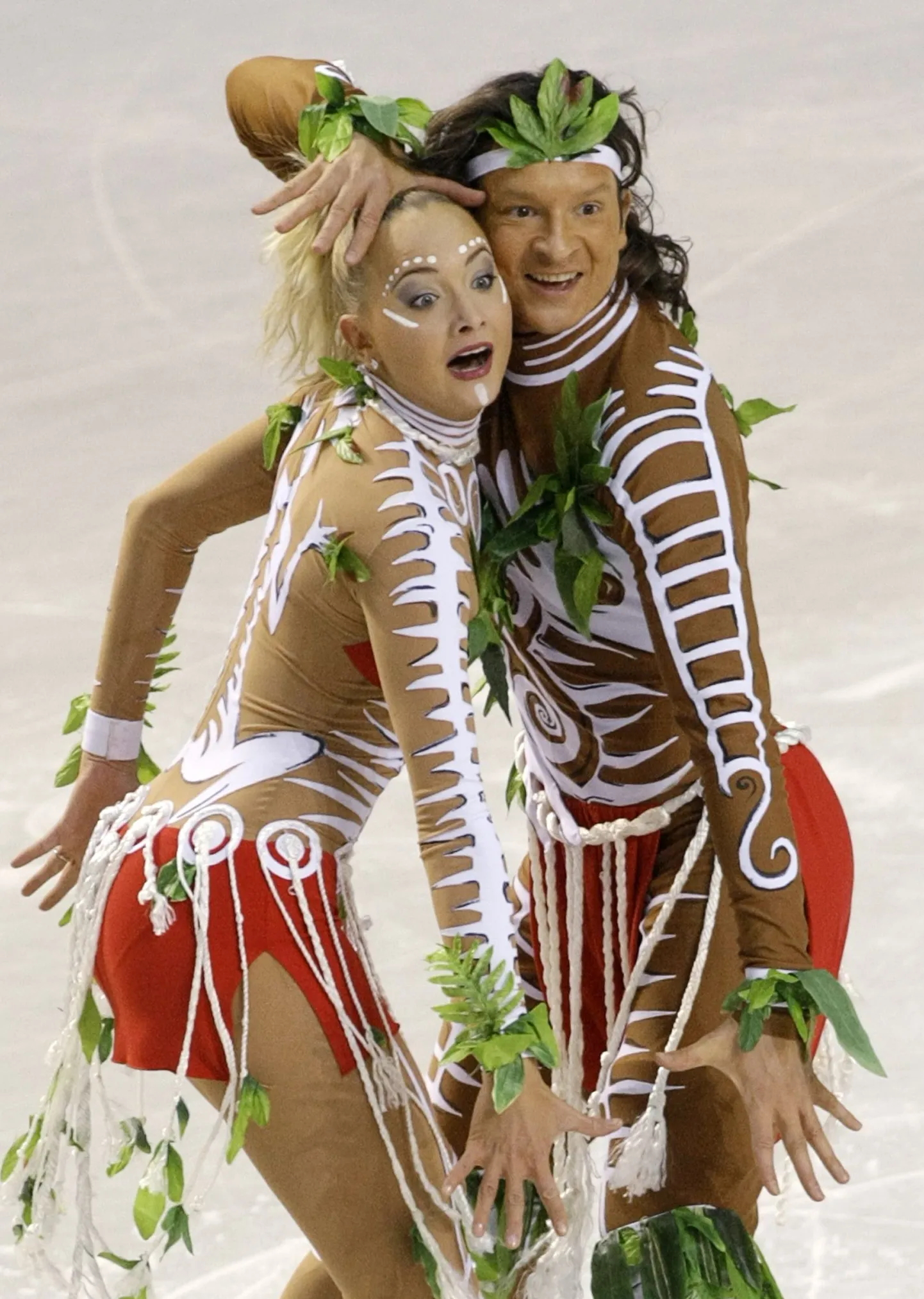 Домнина и Шабалин на таллиннском льду исполняют "Танец аборигенов".