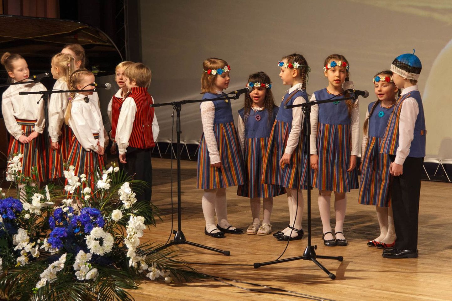 Vabariigi aastapäevale pühendatud kontsertaktusele Valgas olid sel aastal kaasatud ka linna mudilased. Koos Jassi Zahharoviga laulsid Buratino ja Walko lasteaia lapsed hümni, millega pidulik aktus avati. Hiljem esitasid mudilased tuntud lastelaulu «Mu koduke».