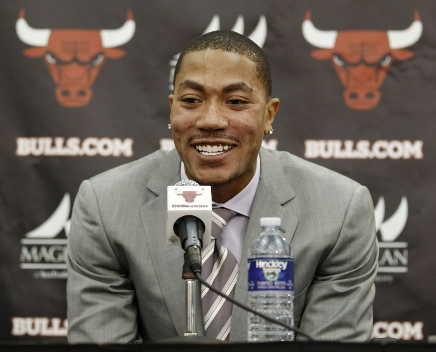 Chicago Bullsi staar Derrick Rose pressikonverentsil.