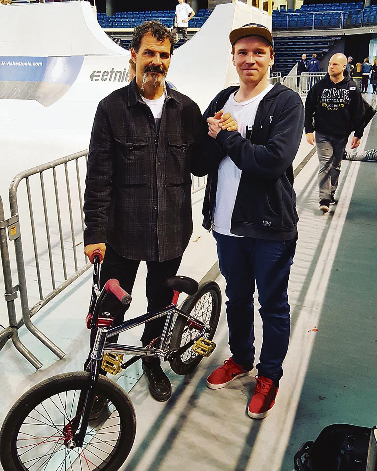 Rasmus Paimre (paremal) kohtus Tallinnas BMX-legendi Mat Hoffmaniga, kes oli Simple Sessionil kohtunik.