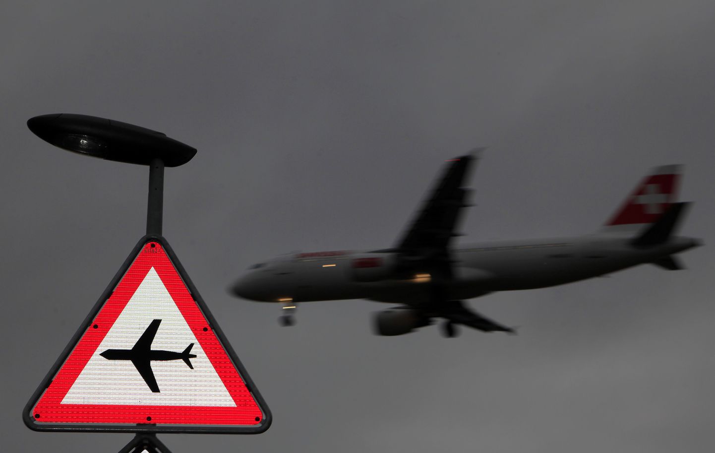 Lennuvälja lähedusele viitav liiklusmärk Genfis.