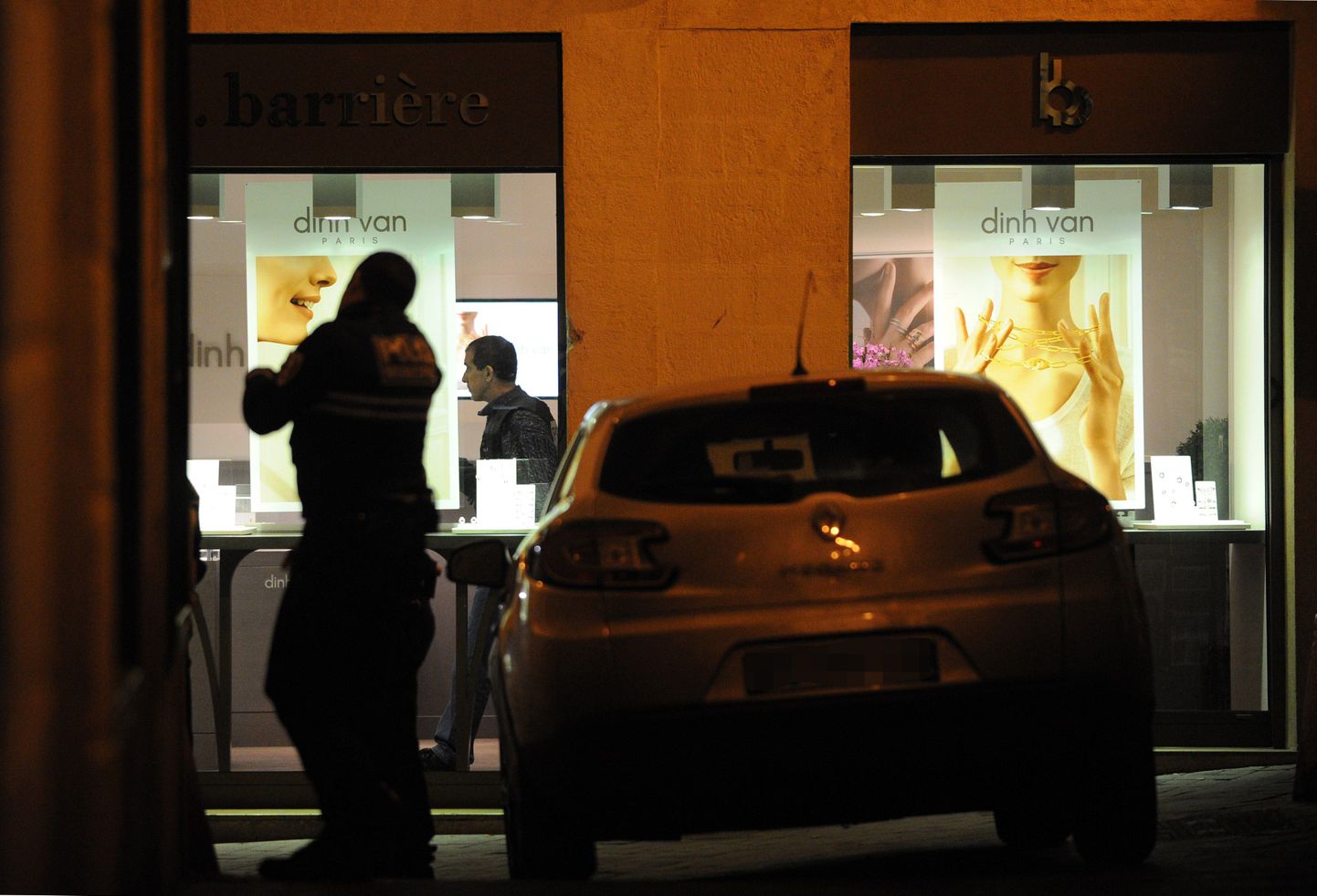 Politseinikud Lõuna-Prantsusmaal Montpellier' juveelipoe juures, kus reedel võttis üks mees pantvangi kaks naist.
