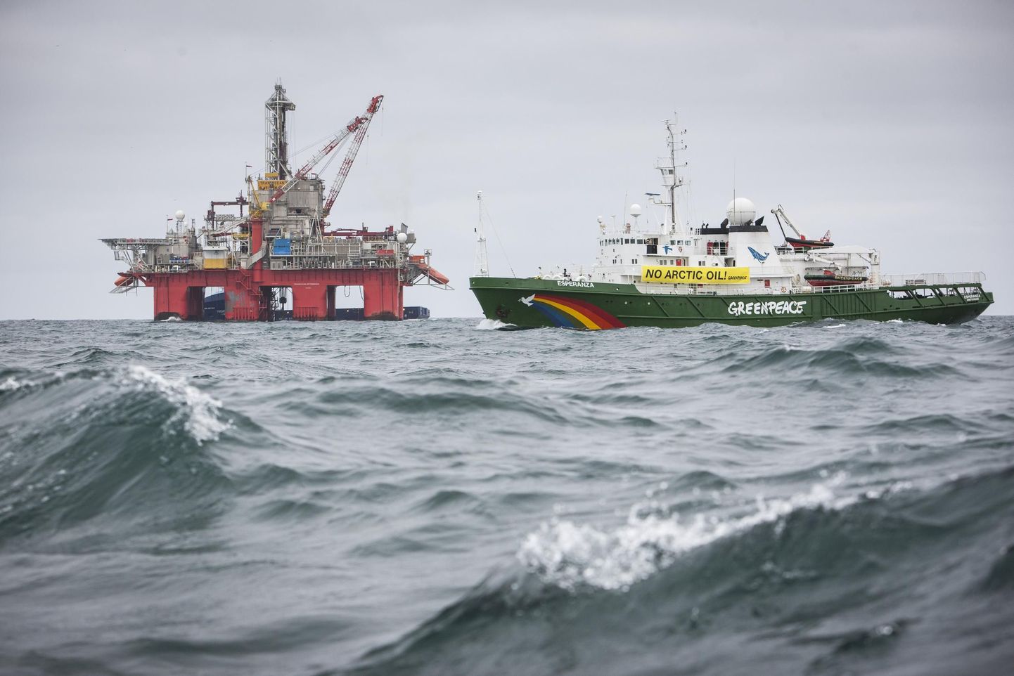 Greenpeace'i laev Esperanza ja Statoili naftaplatvorm Transocean Spitsbergen Barentsi merel.