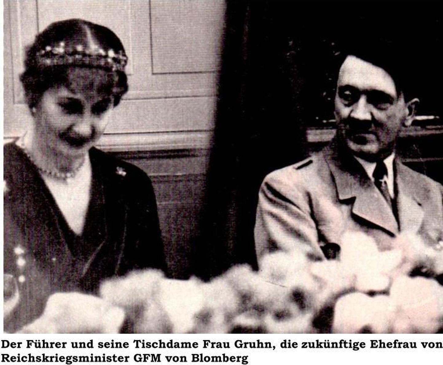 На этой редкой фотографии Гитлер и будущая фрау Бломберг сидят за одним столом.