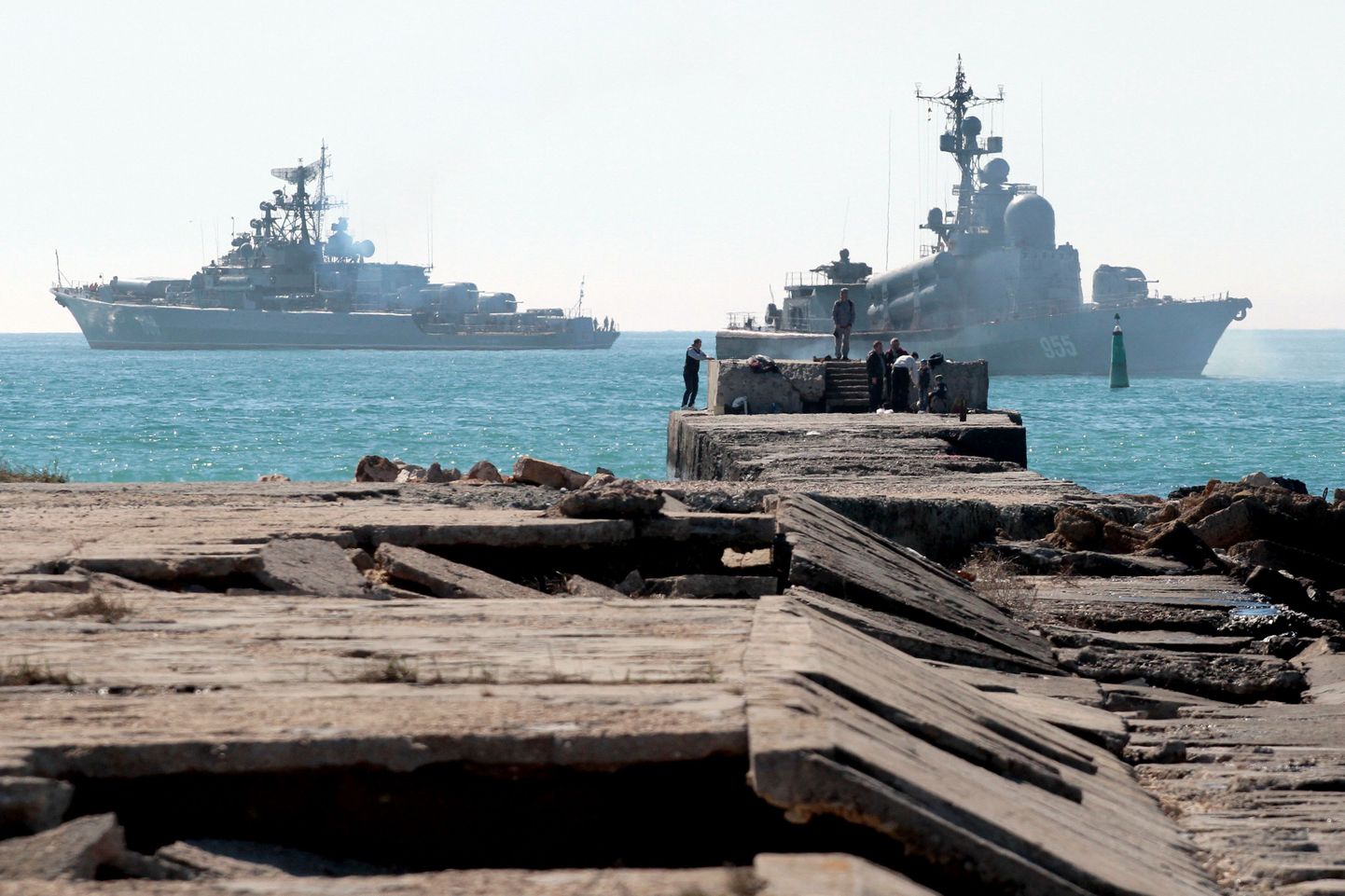 Vene Musta mere laevastiku sõjalaevad blokeerivad sissepääsu Donuzlavi järvele Edela-Krimmis.