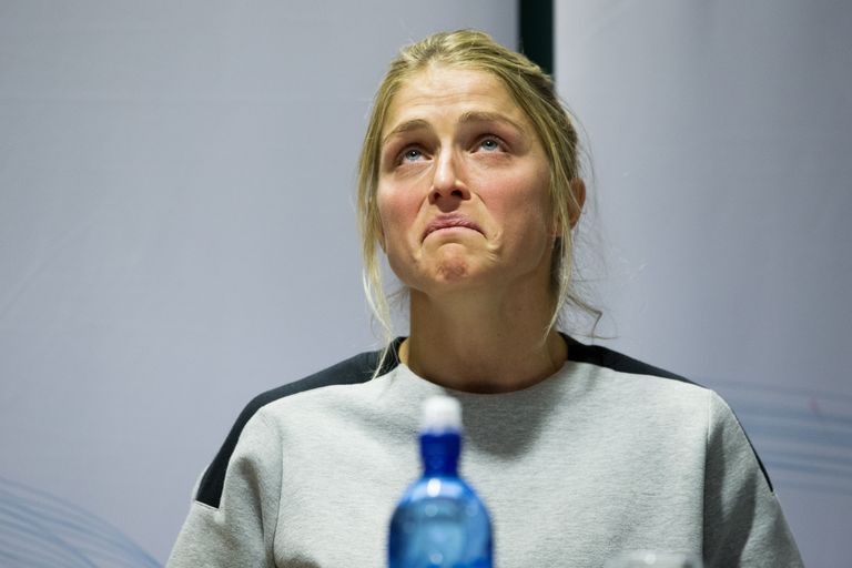 Pisarates Therese Johaug pressikonverentsil enda positiivsest dopinguproovist rääkimas. / Scanpix