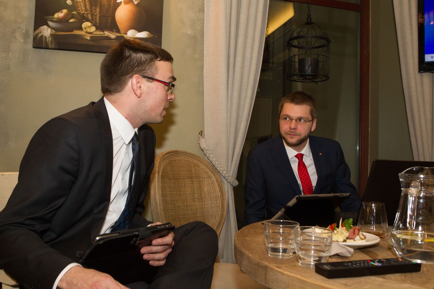 Senine erakonna esimees Sven Mikser (vasakul) ja samuti juhikohale pürgib Jevgeni Ossinovski (paremal).
