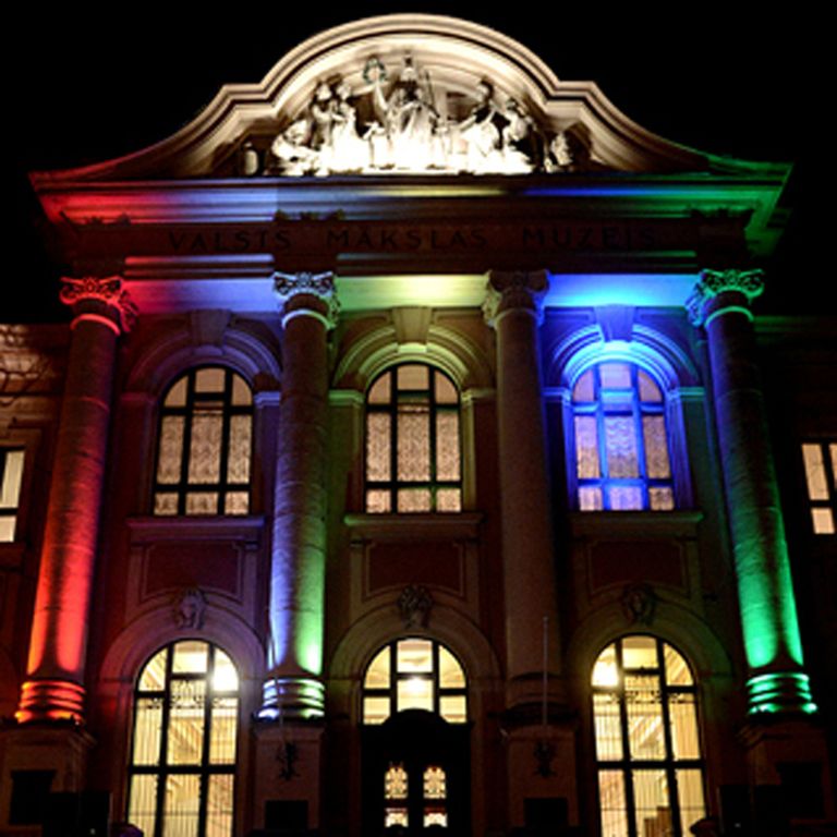 Skanot Vestarda Šimkus klavierspēlei, iedegās gaismas, apspīdot Latvijas Mākslas muzeja ēku 