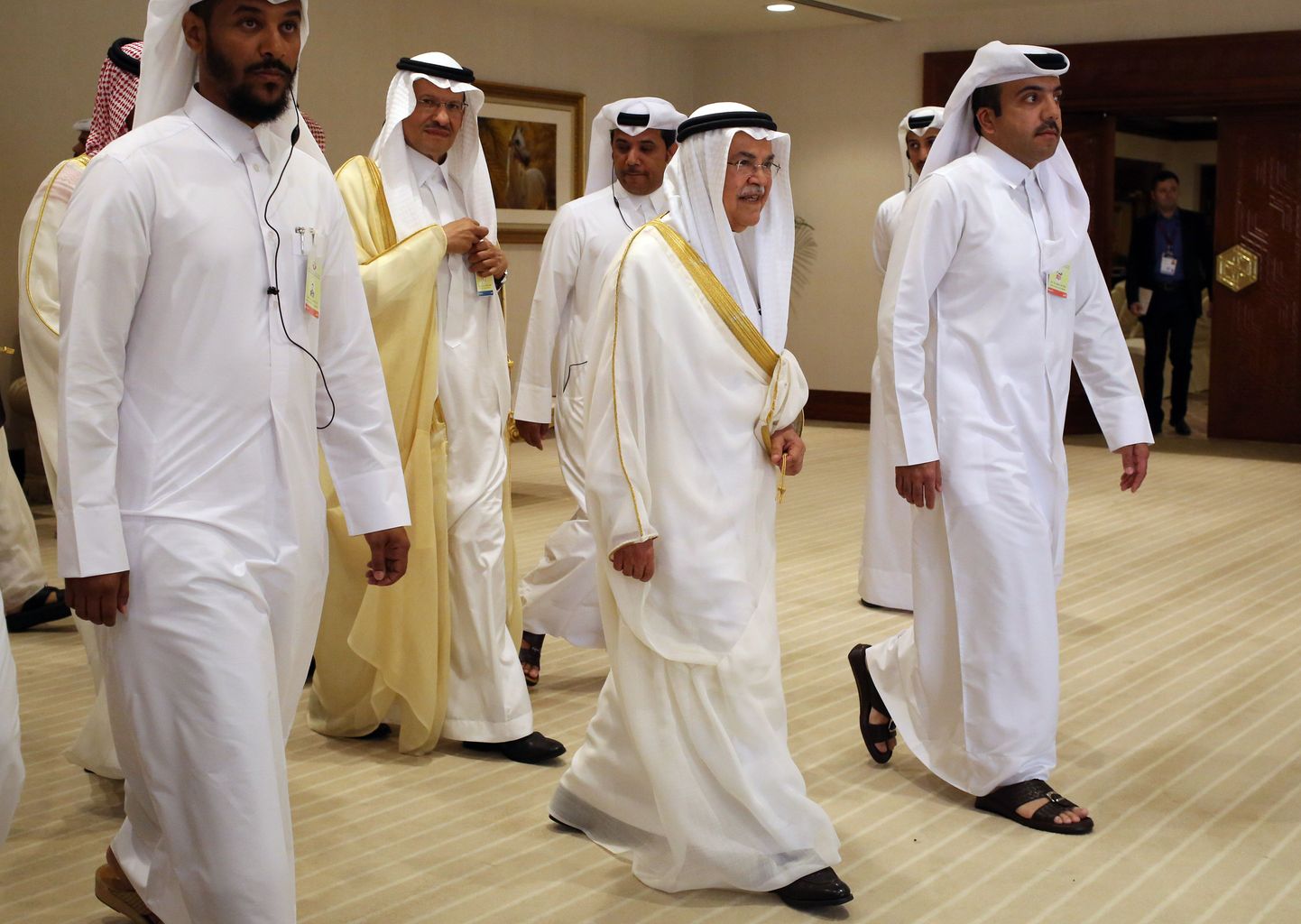 Saudi Araabia naftaministri Ali al-Naimi (keskel) juhitud delegatsioon täna Dohas.