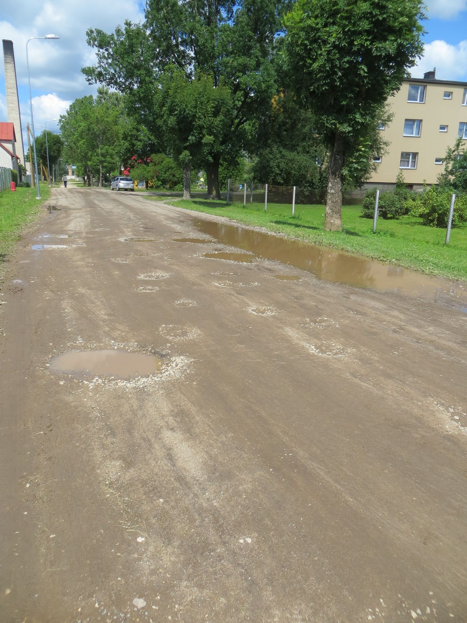Roosi tänava elanike arvamus on, et külateede kvaliteet on ka parem kui nende uulitsal.