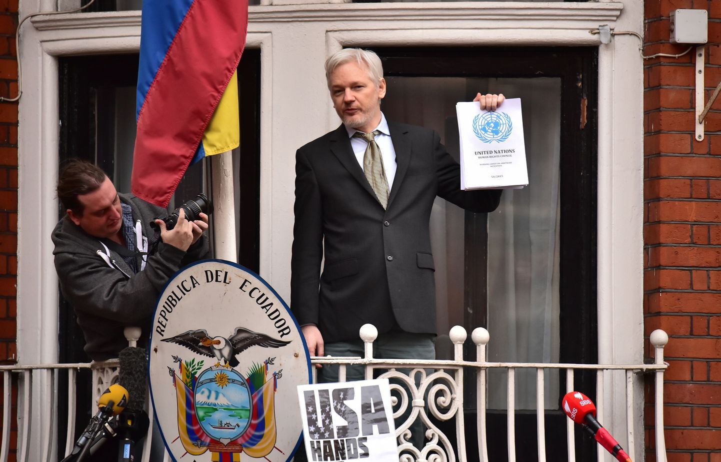 Julian Assange Ecuadori Londoni saatkonna rõdul.