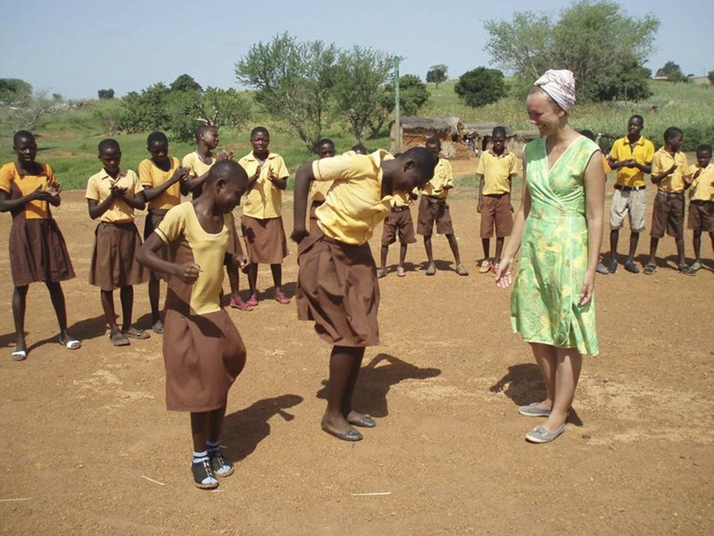 Liina on öelnud, et vabatahtlikuks õpetajaks olemine arendas teda seal vaesel, kuid rõõmsal maal meeletult. “Jätsin mind aastaid saatnud stressi Aafrikasse,” kinnitab Saaremäe särasilmil.