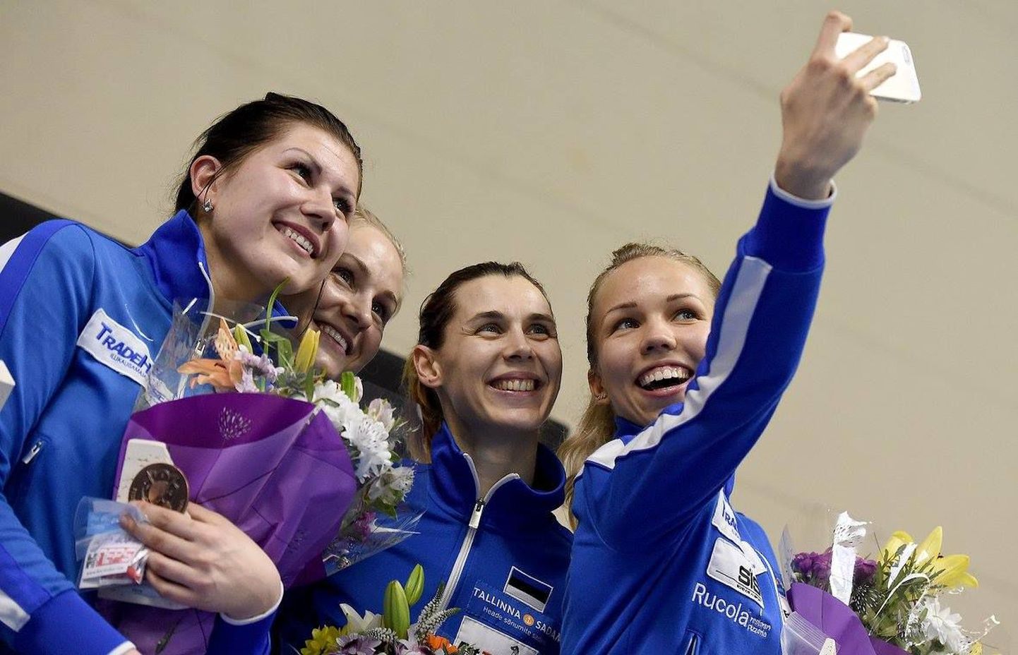 Erika Kirpu jäädvustamas Eesti epeenaiskonna võidupidu. Lisaks talle jäävad pildile Julia Beljajeva (vasakult), Kristina Kuusk ja Irina Embrich.