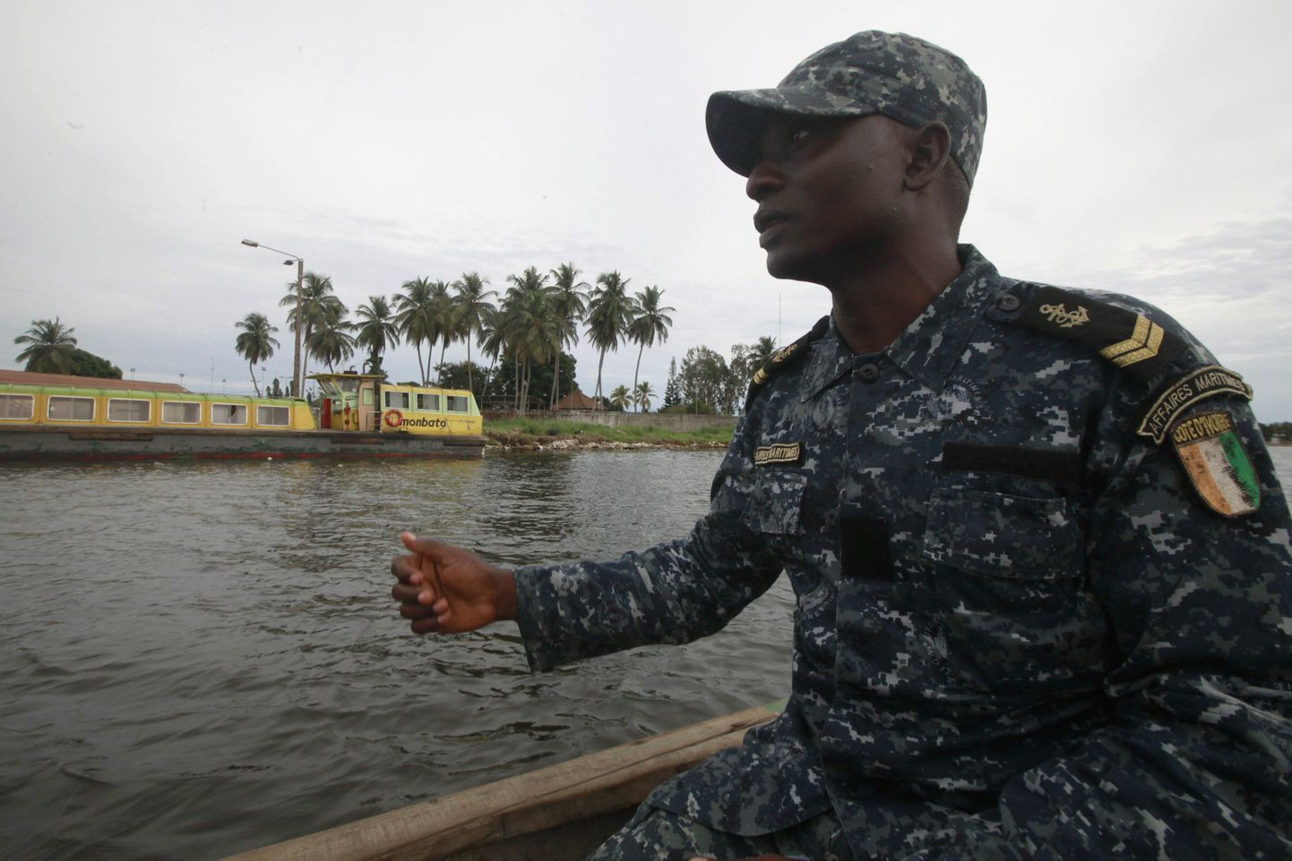 Sõdur Elevandiluuranniku vetes patrullis.