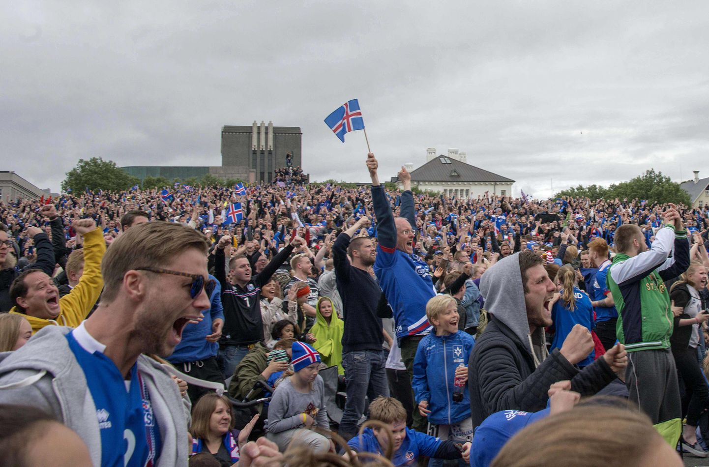Islandlased Reykjavikis kohtumist Inglismaaga vaatamas.