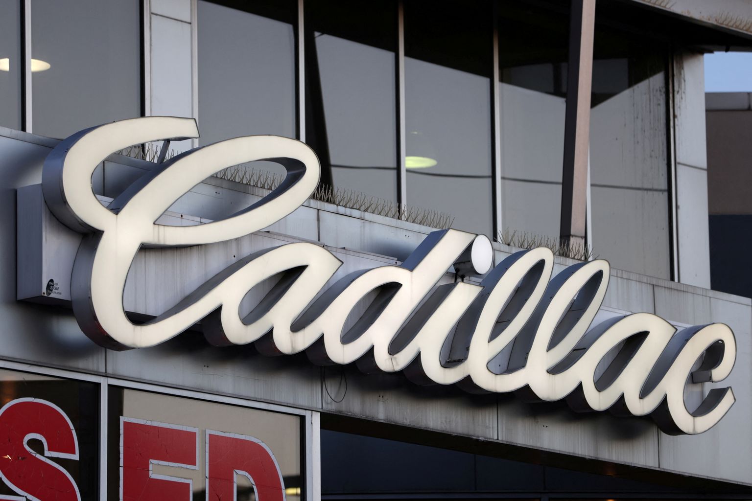 Логотип Cadillac.