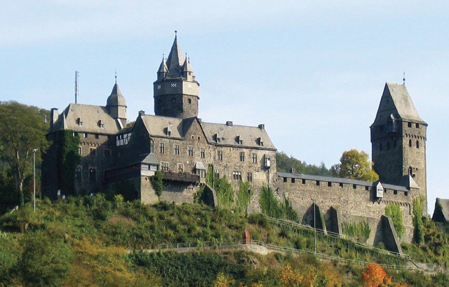Самый первый хостел в мире появился в 1912 году в Германии. Учитель Рихард Ширманн открыл его для небогатых путешествующих групп школьников в средневековом замке Альтена, в котором теперь работает музей.