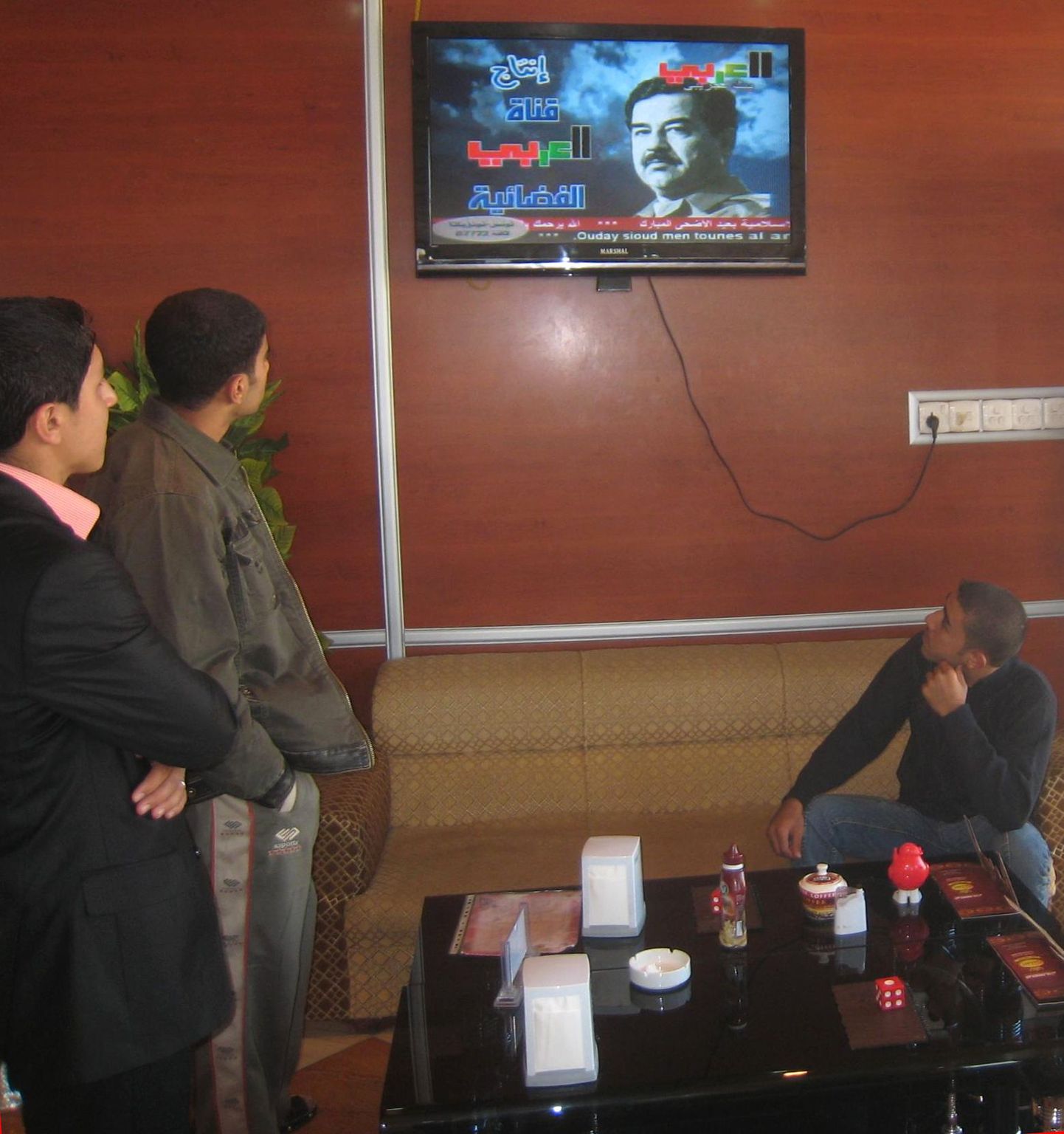 Iraaklased Saddam Husseini nostalgiakanalit vaatamas