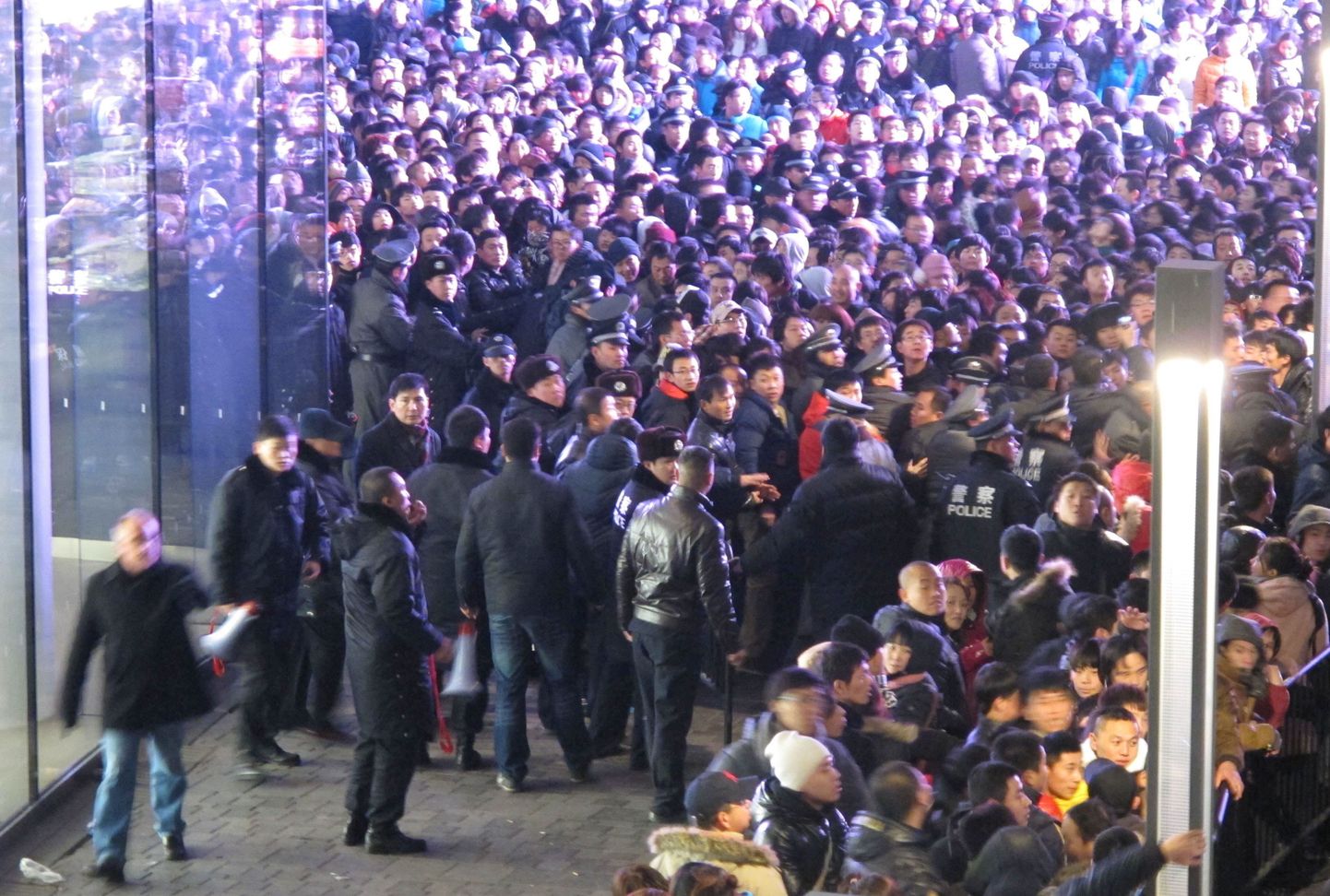 Sajad inimesed kogunesid Pekingis Apple'i kaupluse juurde, lootuses soetada endale iPhone 4S.