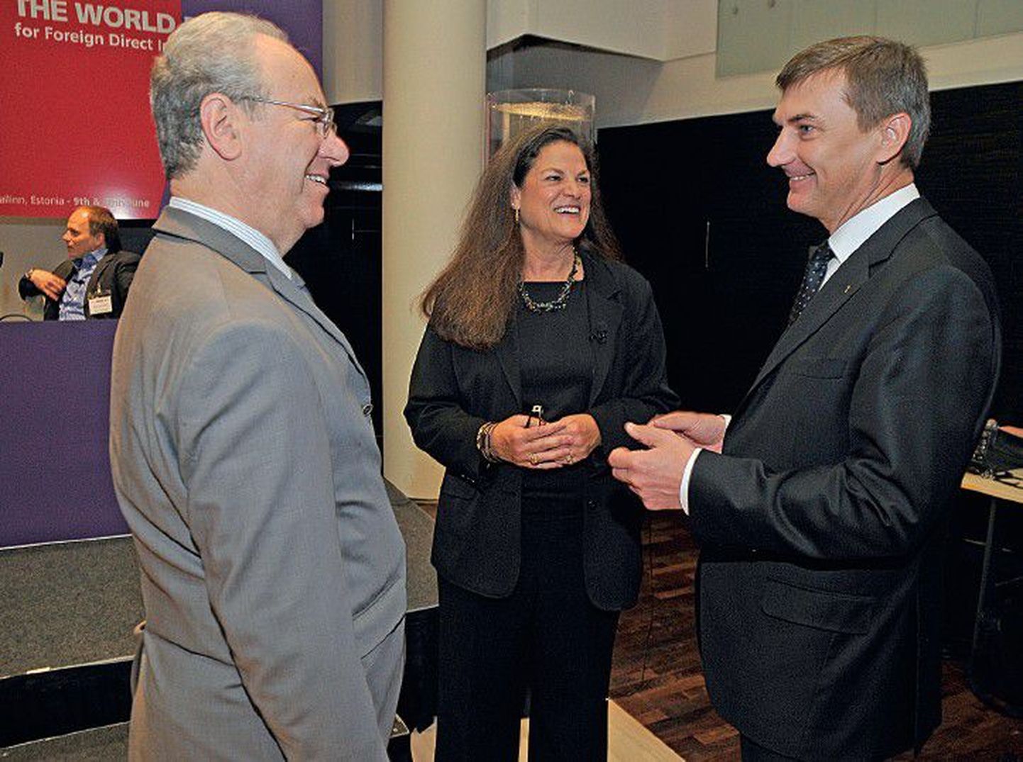 Премьер-министр Андрус Ансип (справа) приветствует ключевого докладчика Кэти Роджерс из IBM и модератора Питера Келлнера, президента британской компании социальных исследований YouGov.