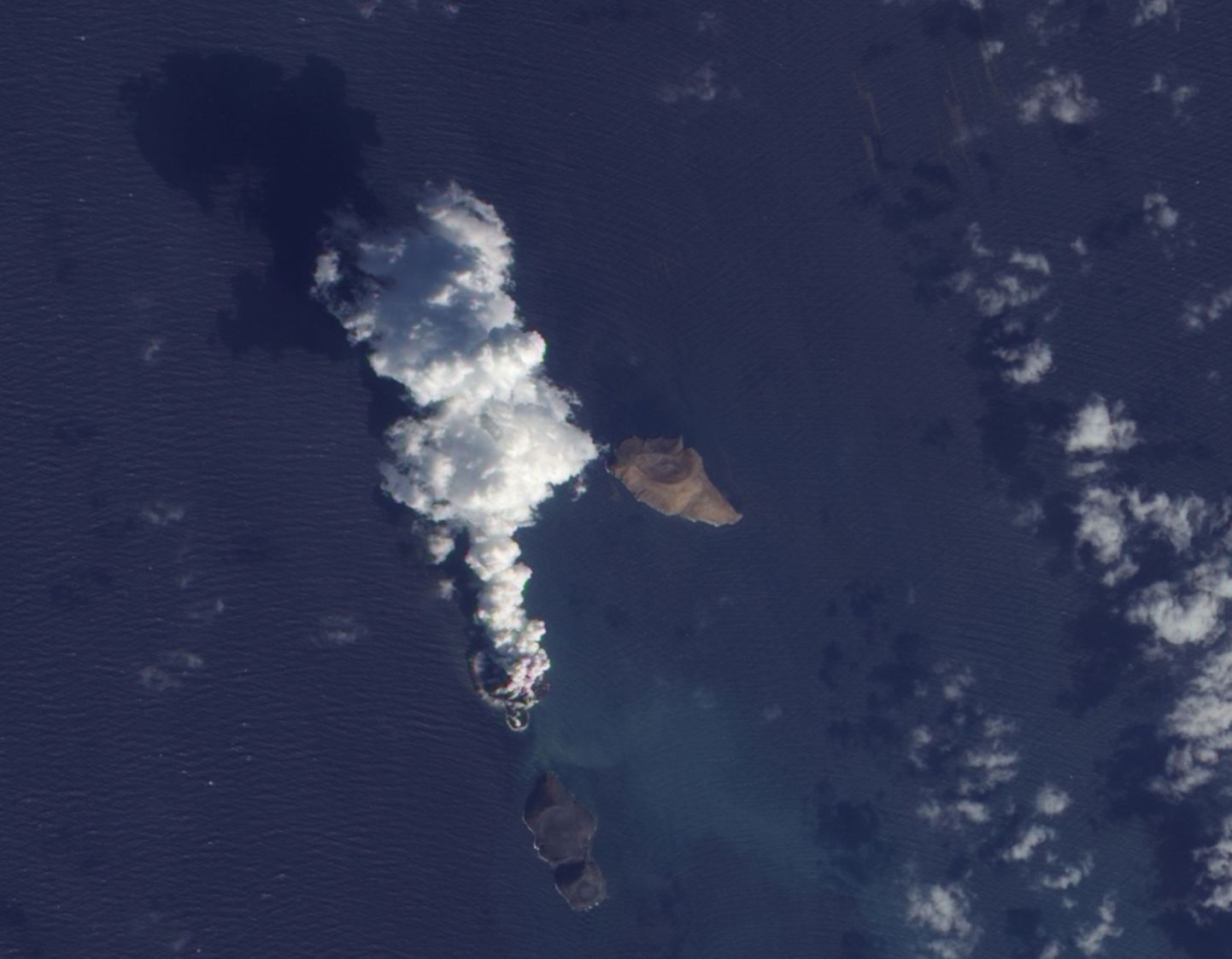 Satelliidifoto saare tekkimisest Punasesse merre