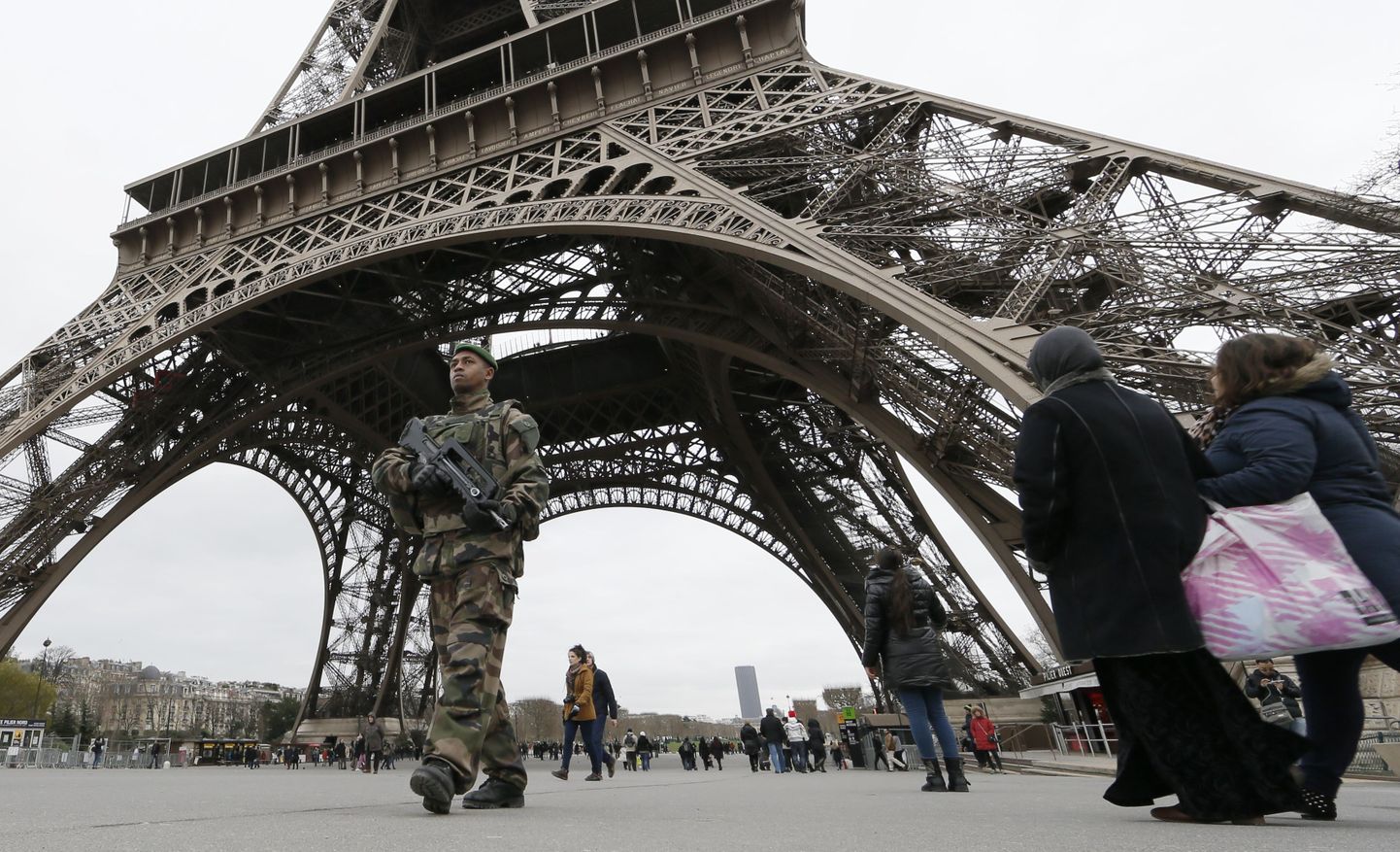 Prantsusmaa sõdurid patrullimas Eiffeli torni juures Pariisis.