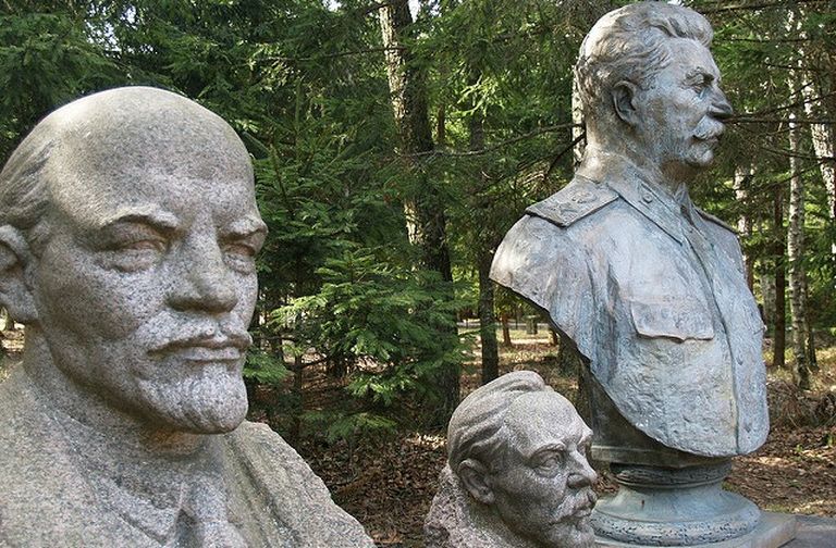 Иллюстративное фото. Бюсты Ленина и Сталина были обязательным украшением скверов,  площадей и интерьеров