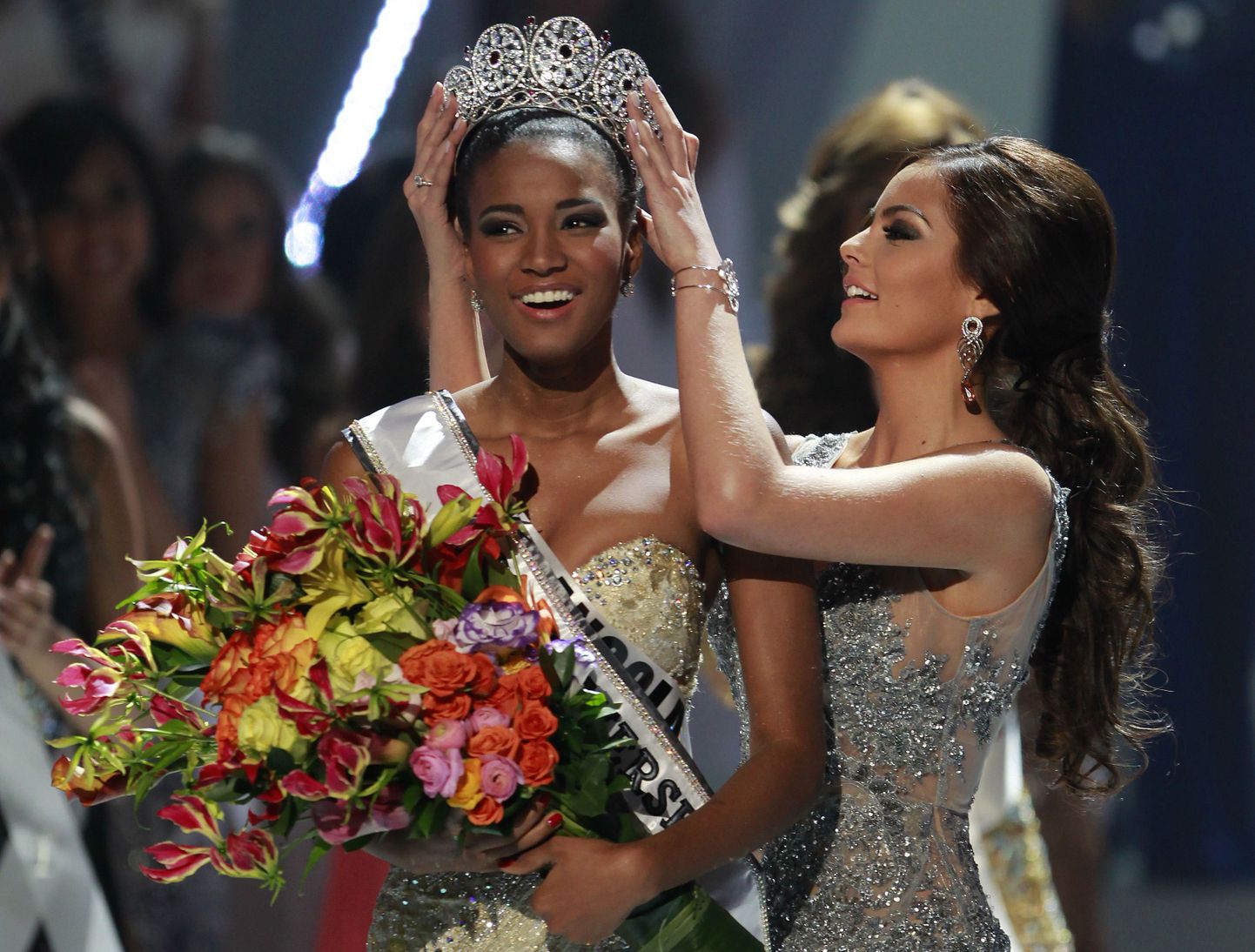 Miss Angola Leila Lopes saab krooni pähe 2010. aasta Miss Universumilt Ximena Navarretelt