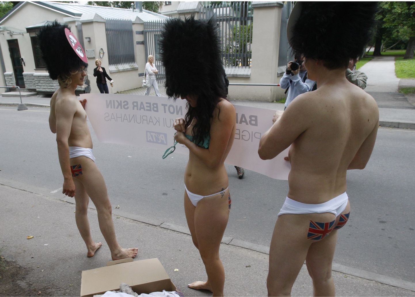 TLNPM08:LOOMAKAITSJAD   :TALLINN,EESTI, 16JUN08.
Politsei viis loomakaitsjate meeleavalduselt Briti saatkonna eest ära kolm alasti meeleavaldajat kes protesteerisid karusnaha kasutamise vastu
rp/FOTO RAIGO PAJULA/POSTIMEES