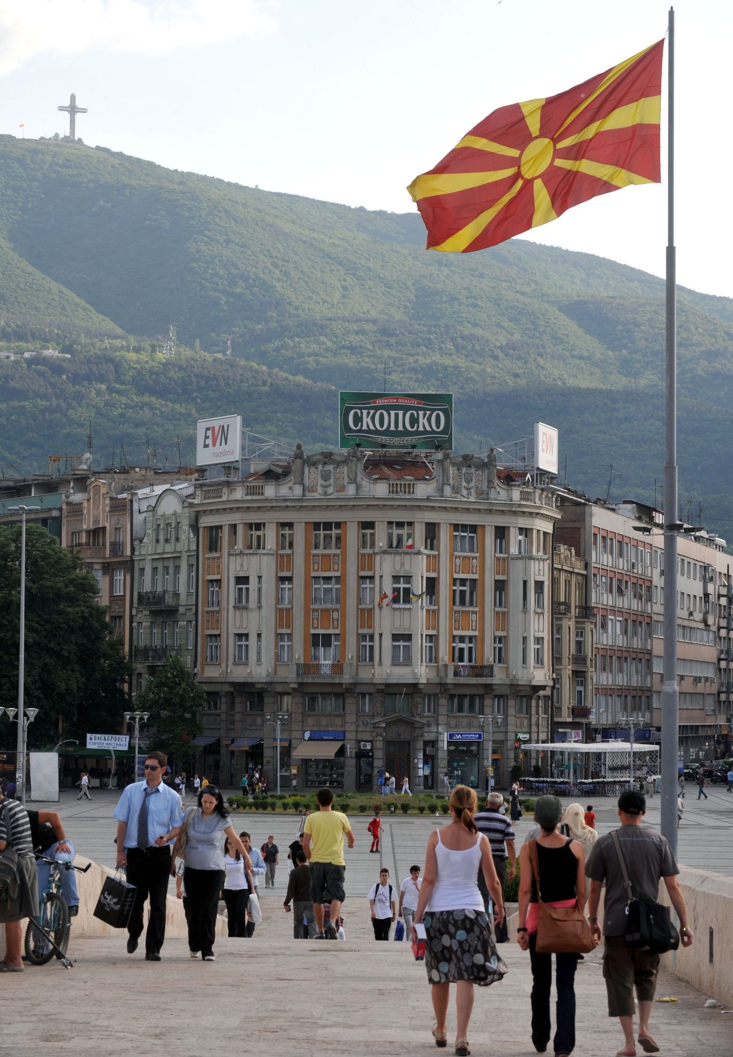 Aleksander Suure kuju kerkib Skopje Makedoonia väljakule, mille ümbruses pole ükski hoone nii kõrge, et saaks ajaloolise kangelase monumenti kuidagi varjutada.