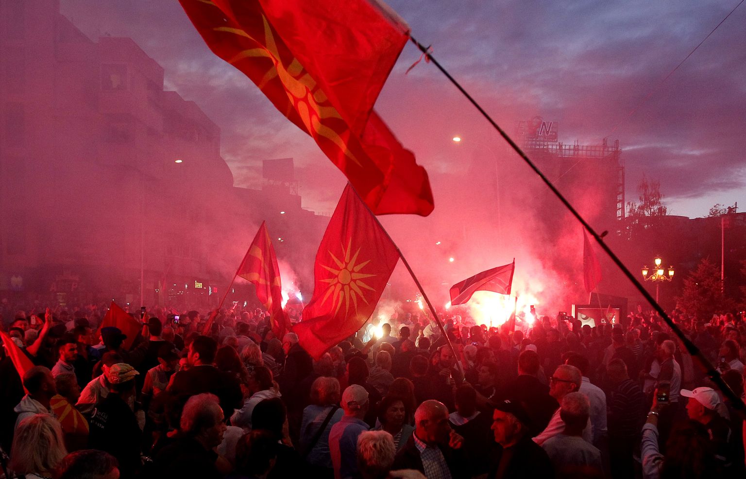 Meeleavaldus Skopje parlamendihoone ees.