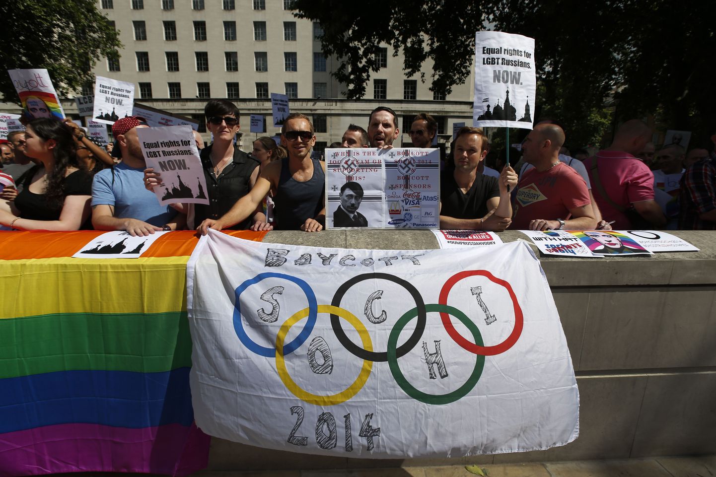 Гей-активисты протестуют в Лондоне против российского закона о гей-пропаганде.
