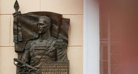 Peterburis vandaalitsevad kommunistid Mannerheimi mälestusmärgi kallal