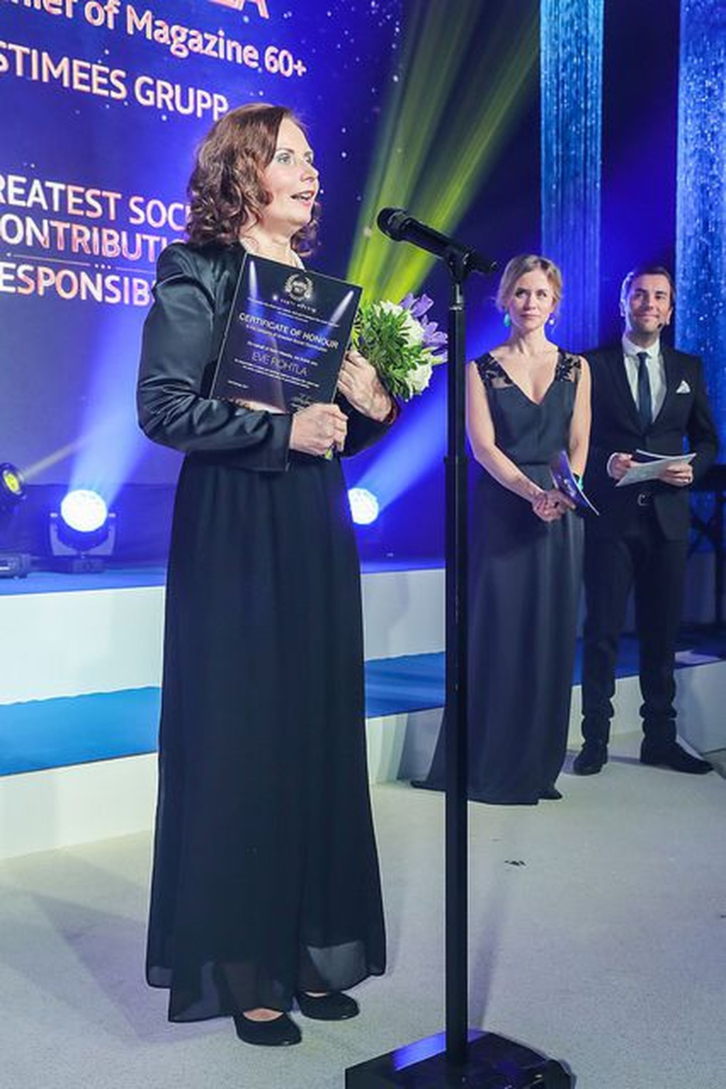 Eve Rohtla Eesti Meedia aasta auhinda vastu võtmas