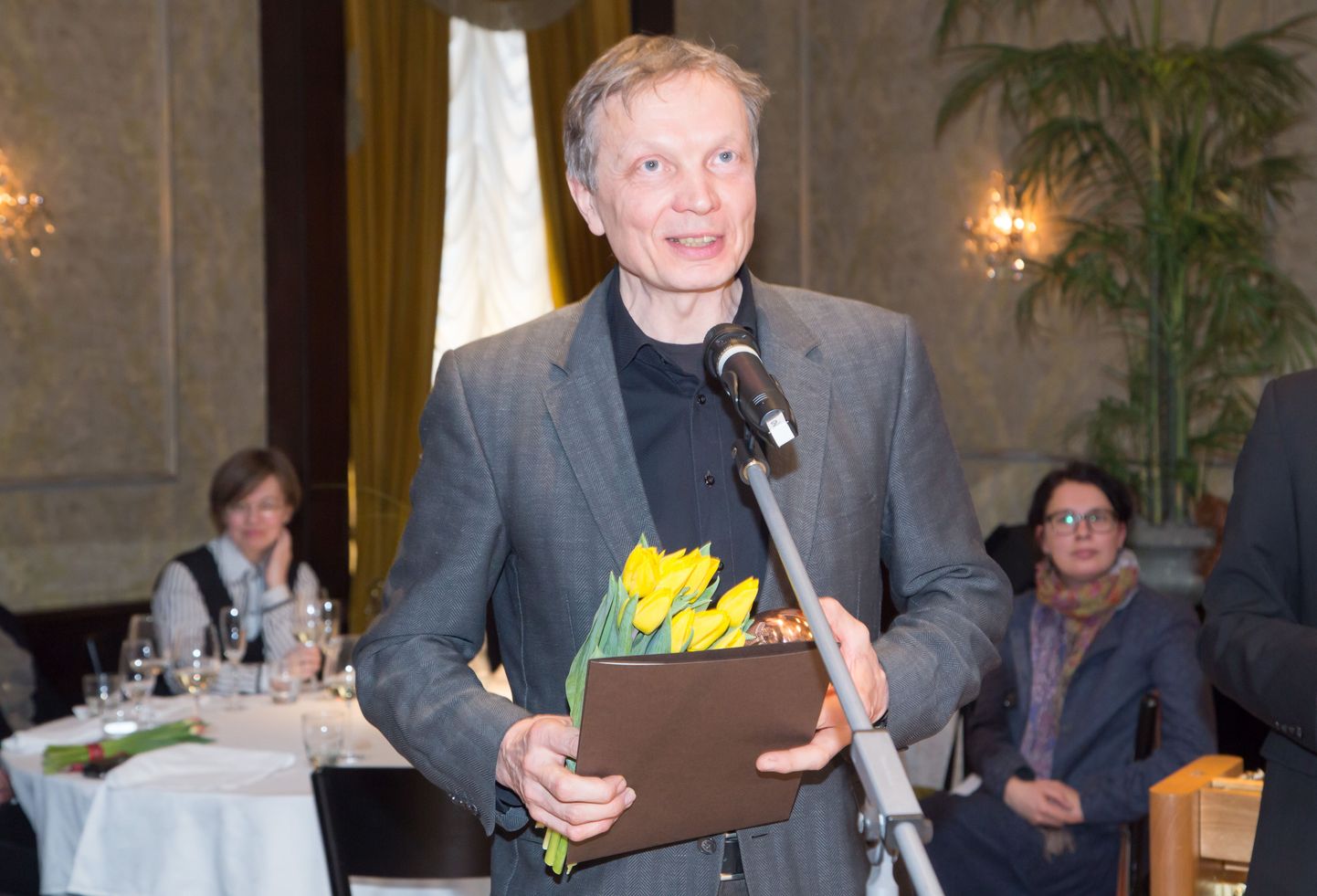 Eesti Kultuurkapitali kirjanduse sihtkapitali aastaauhindade laureaat Tõnu Õnnepalu, kelle näidend "Vennas" valiti parimaks draamatekstiks.