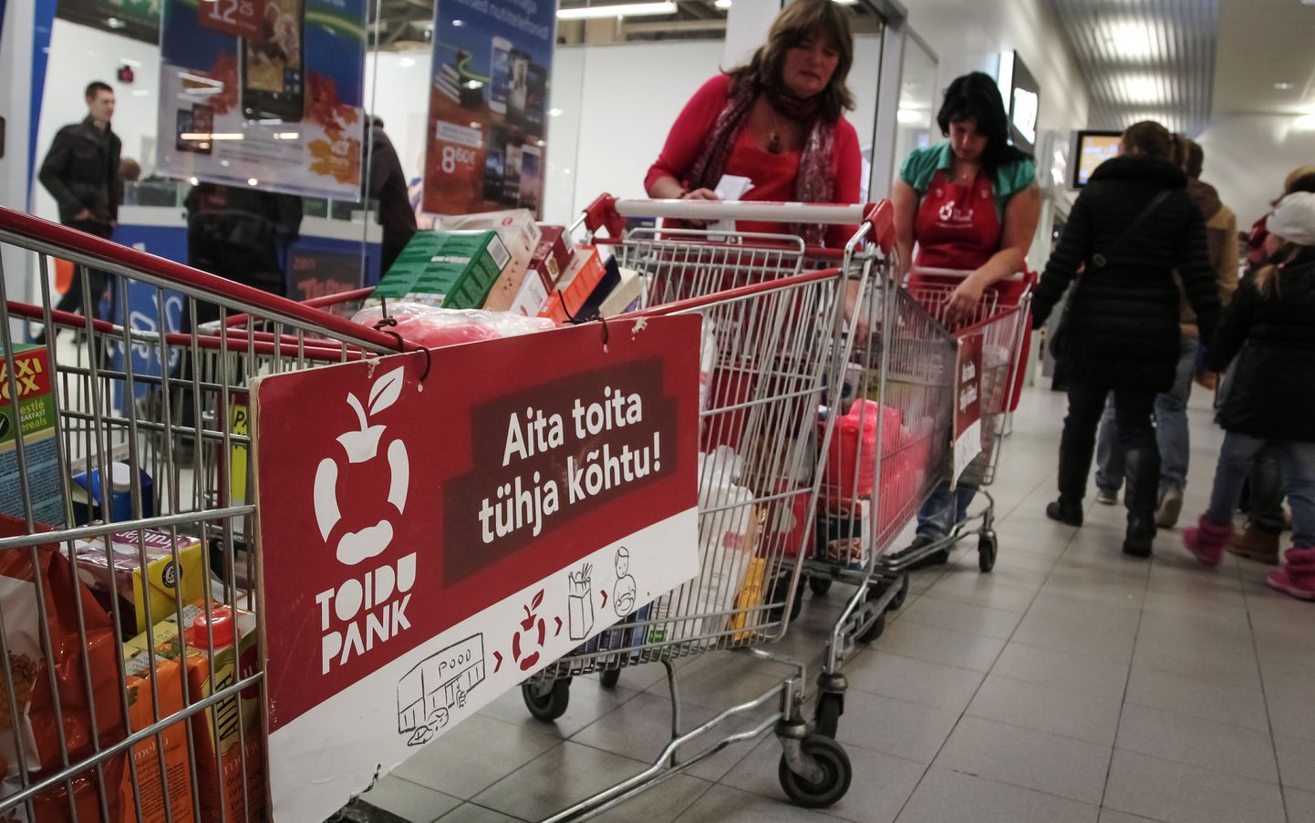 Toidupanga vabatahtlikud olid nädalavahetusel väljas paljudes poodides üle Eesti.