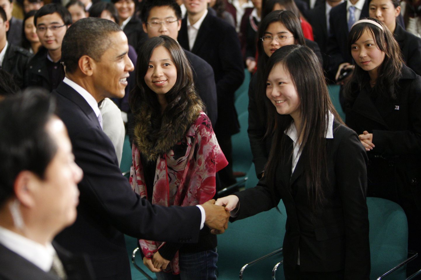 President Barack Obama tervitab hiina tudengeid.