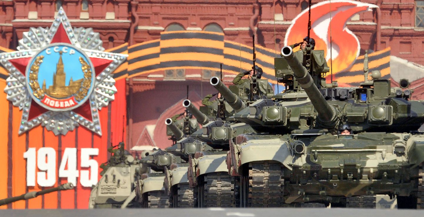 Vene T-90A tankid 2010. aasta 9. mail Punasel väljakul.