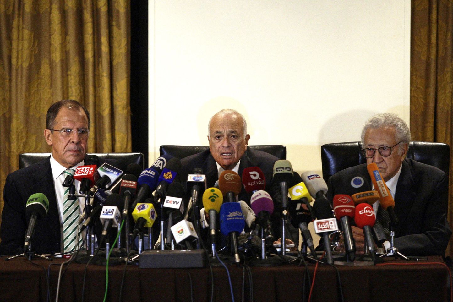 Vene välisminister Sergei Lavrov (vasakul), Araabia Liiga peasekretär  Nabil Alaraby ja ÜRO Süüria erisaadik Lakhdar Brahimi (paremal) pressikonverentsil Kairos.