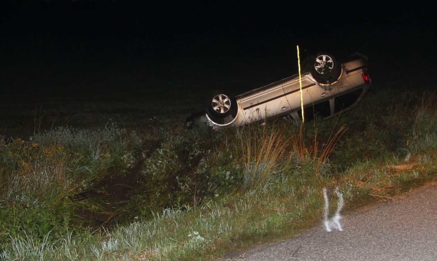 Saaremaal hukkus liiklusõnnetuses 27-aastane naine, kes paiskus avarii tagajärjel sõiduautost välja.