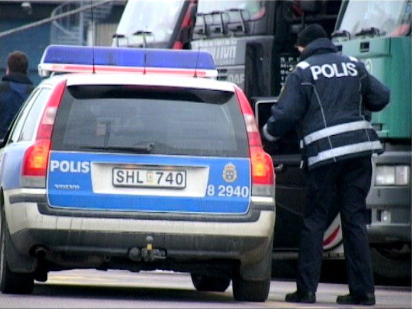 Rootsi politseinik ametiauto juures