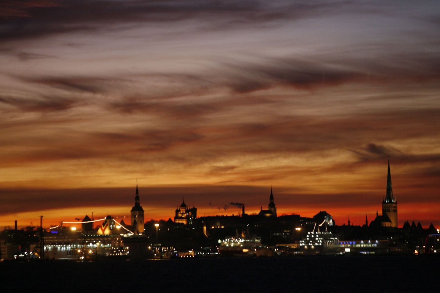 Вид на ночной Таллинн.