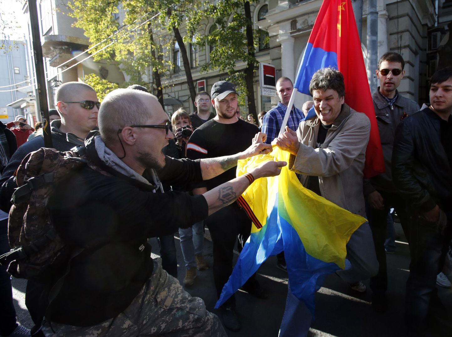Ukraina lipuga sõjavastane meeleavaldaja ja Donbassi nn rahvavabariikide toetajad Moskvas konfliktis.