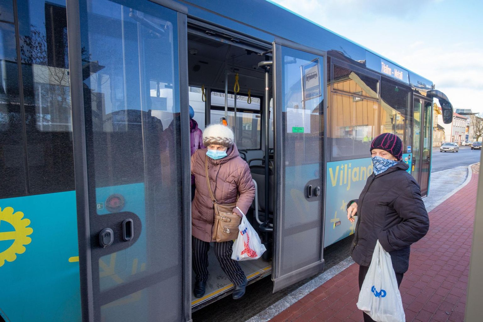 Bussireisijad Viljandis.