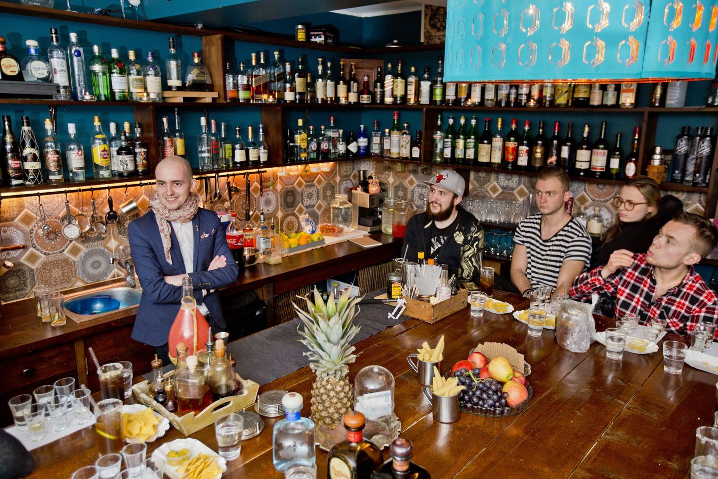 Рабочий момент в баре «Диссидент». Андрей Казаков (слева) рассказывает о разнообразии вкусов текилы, о ее сортах и многолетней выдержке.