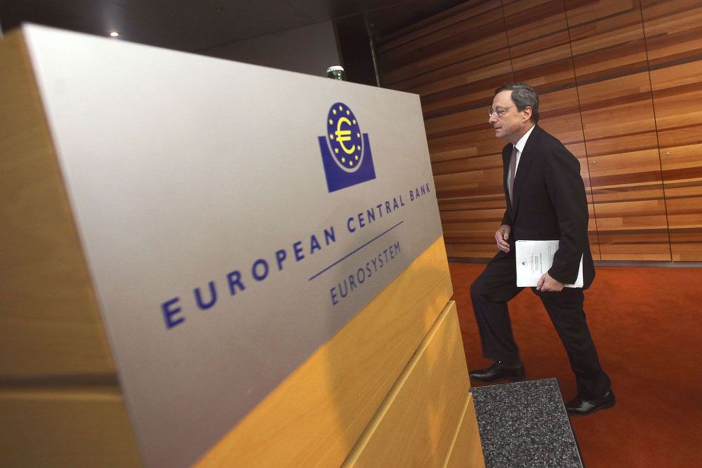 Mario Draghi eelmise nädala sõnavõtt tekitas paljudes illusiooni, et tegutsema hakatakse kohe. Eile kinnitas ta, et enne paari nädalat ei juhtu midagi.