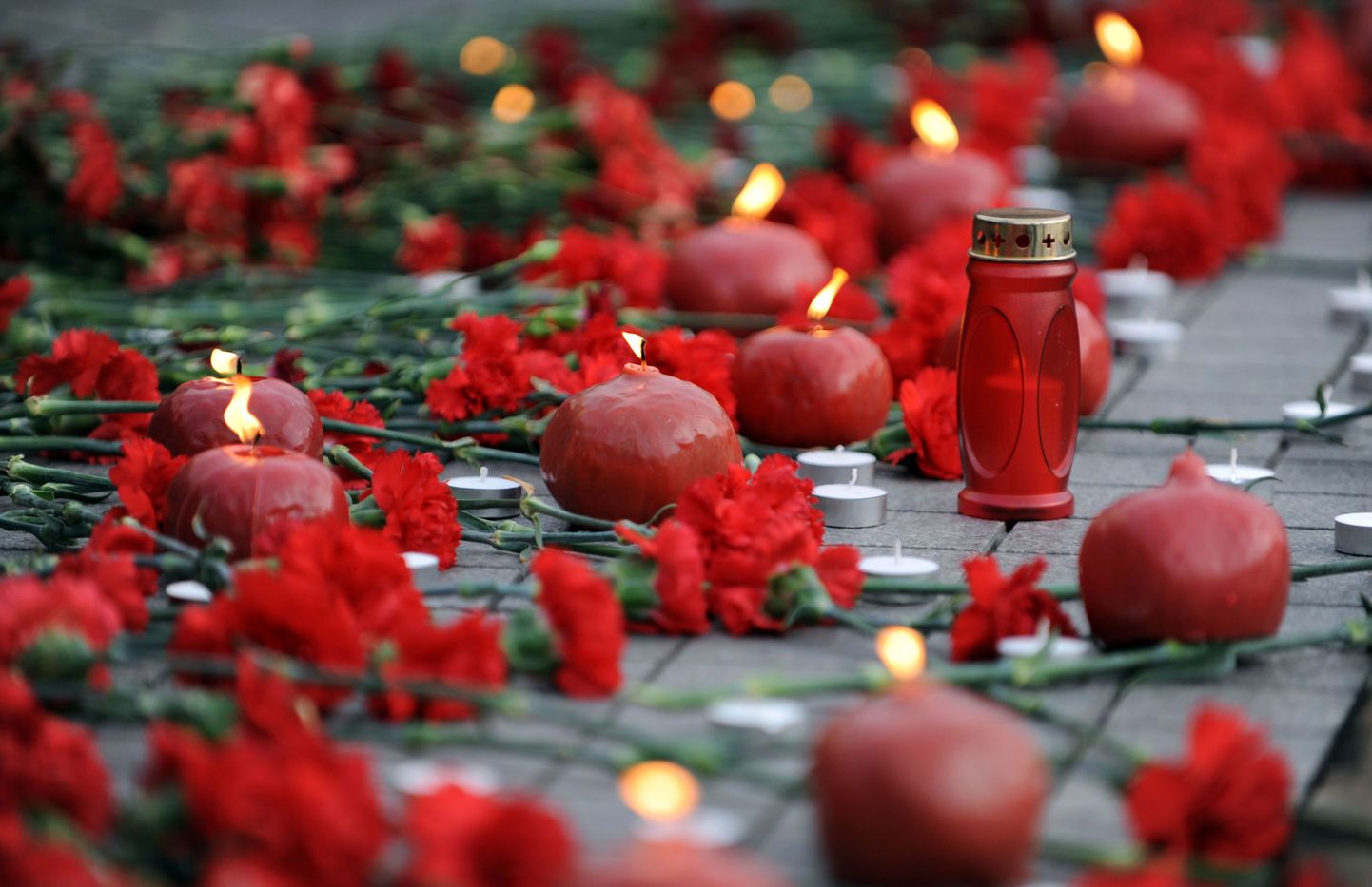 Lilled ja küünlad Istanbulis, kus mälestati 1915. aasta genotsiidis elu kaotanud armeenlasi.