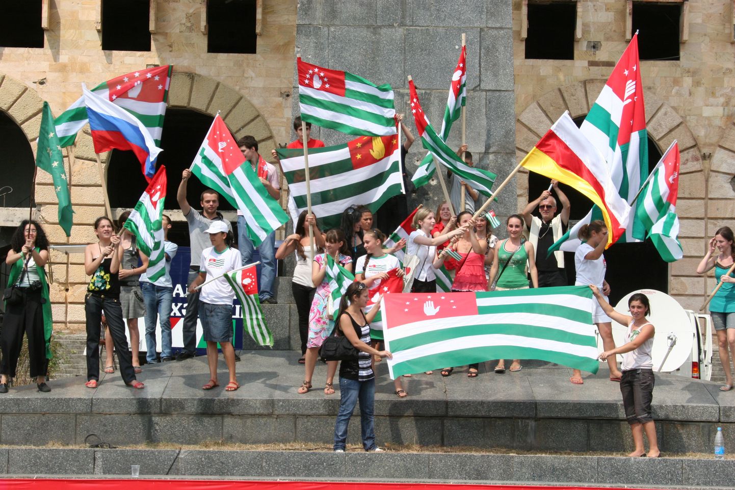 Abhaaslased lehvitamas rahvuslippe täna pärast Venemaa presidendi Dmitri Medvedevi otsust tunnustada separatistliku piirkonna iseseisvust.